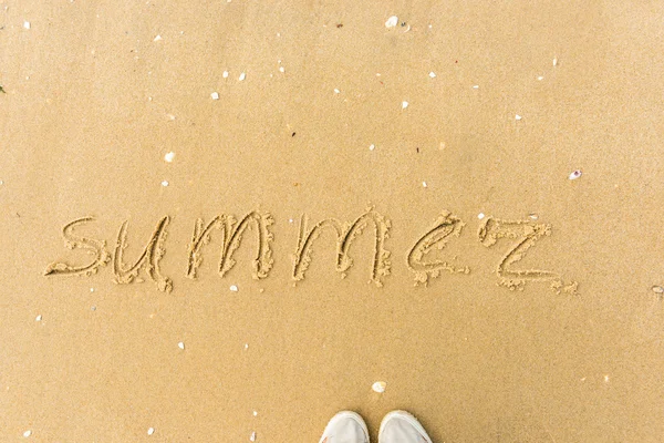 Verão escrito na areia da praia — Fotografia de Stock