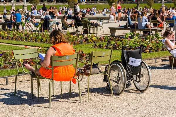 Frau liest im Park ein Buch — Stockfoto