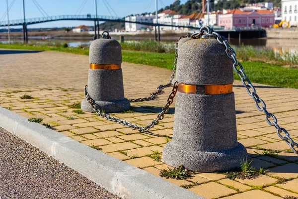 Estúpidos postes unidos en una cadena en un muelle — Foto de Stock