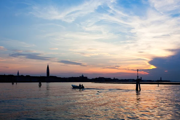 Venice Włochy panoramę po zachodzie słońca — Zdjęcie stockowe