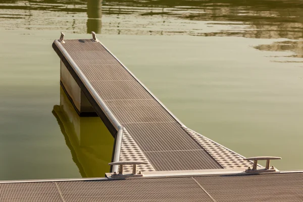 Muelle moderno en el agua — Foto de Stock