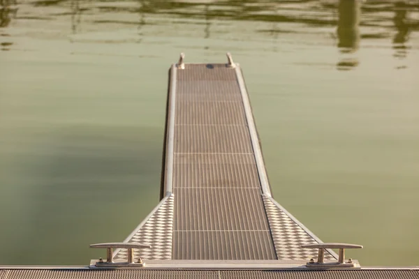 Muelle moderno en el agua — Foto de Stock