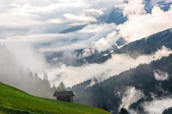 Pequena casa alpina — Fotografia de Stock