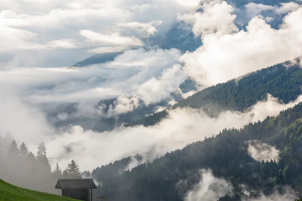 Pequena casa alpina — Fotografia de Stock