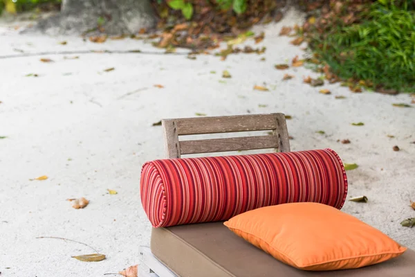 Strandbett auf weißem Sand — Stockfoto