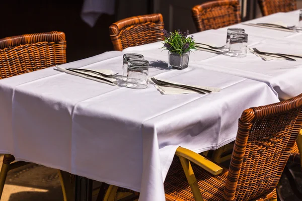 Útulná restaurace tabulky připravený k provozu — Stock fotografie