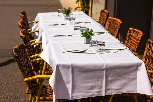 Accoglienti tavoli da ristorante pronti per il servizio — Foto Stock