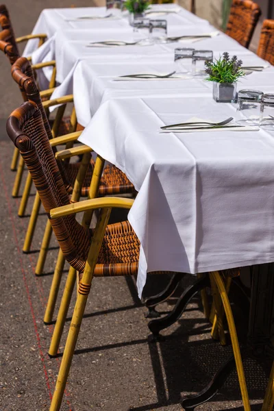 Уютные столы ресторана готовы к обслуживанию — стоковое фото