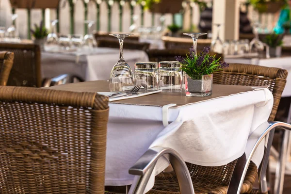 Acogedoras mesas de restaurante listas para el servicio — Foto de Stock