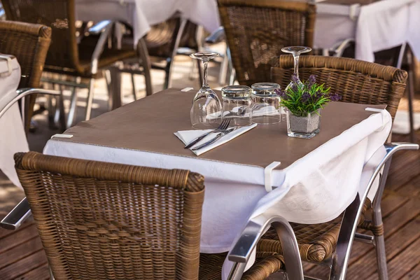 Acogedoras mesas de restaurante listas para el servicio — Foto de Stock