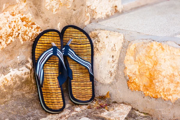 Plaj flip-flop eski duvardaki — Stok fotoğraf