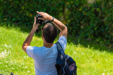 Adam sokakta fotoğraf çekmek