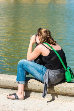 Genç kadının fotoğraf çekme arka yüzü