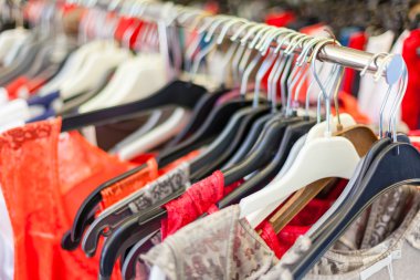 Bir mağazada yaz erkek Giydir.