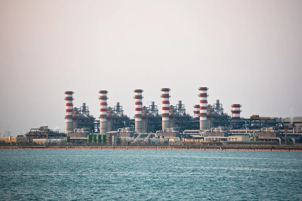 Pohled na velké ropné rafinerie na pozadí oblohy — Stock fotografie