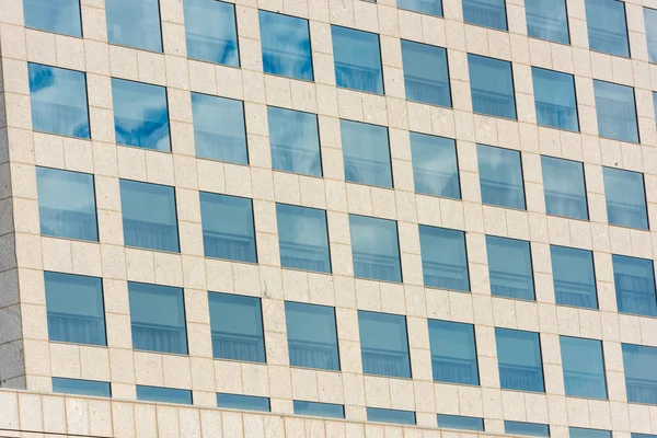 Nuages reflétés dans les immeubles de bureaux — Photo