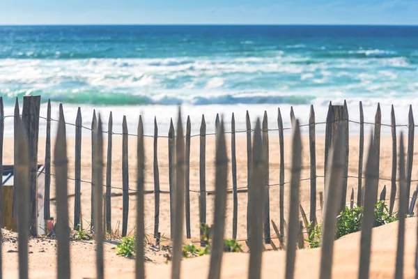 Wooden fence on an Atlantic beach in France — Stock Photo, Image