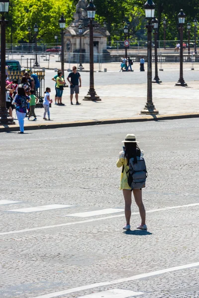 Parte de trás da jovem mulher tirando uma foto — Fotografia de Stock