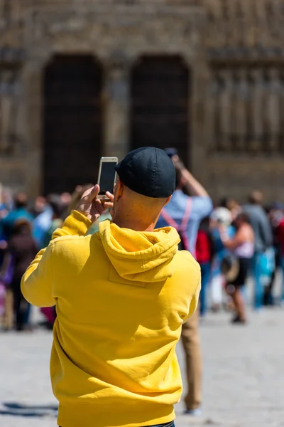 Hombre tomando fotos en la calle — Foto de Stock