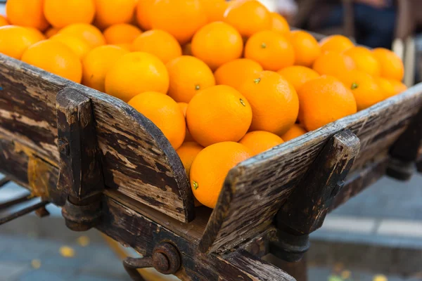 Frische Orangen auf alten Holzkarren — Stockfoto