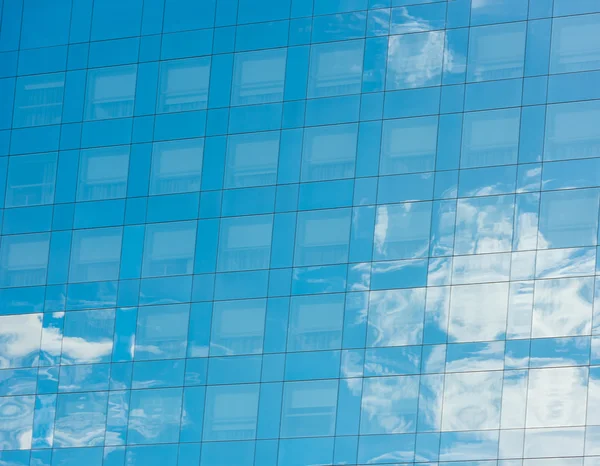 Nuages reflétés dans les immeubles de bureaux — Photo