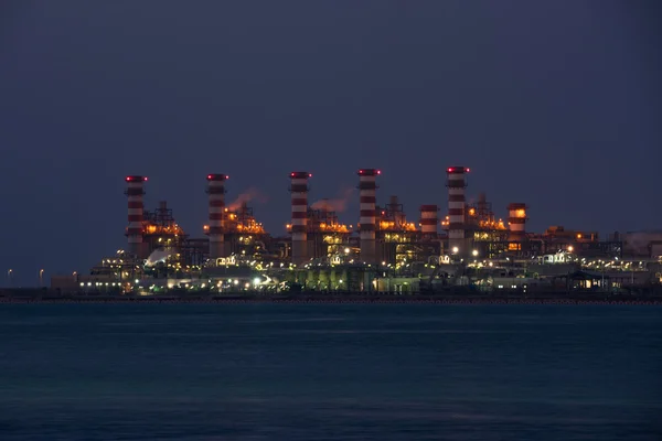 Vue de la grande raffinerie de pétrole — Photo