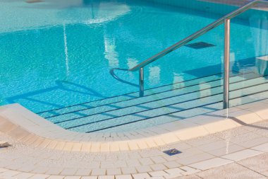 Merdiven ile Açık Yüzme Havuzu
