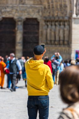 Adam sokakta fotoğraf çekmek