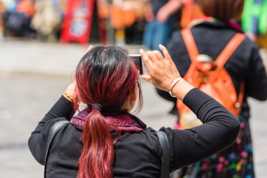 Genç kadının arka yüzü