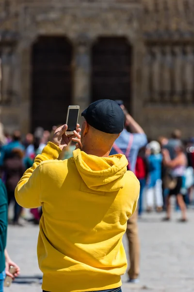 Hombre tomando fotos en la calle — Foto de Stock