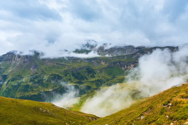 Les montagnes du Grossglockner par temps brumeux — Photo