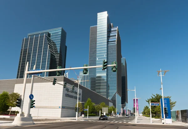 Abu dhabi Innenstadt Straßen mit Wolkenkratzern — Stockfoto