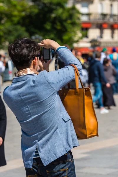 Hombre tomando fotos en la calle — Foto de Stock