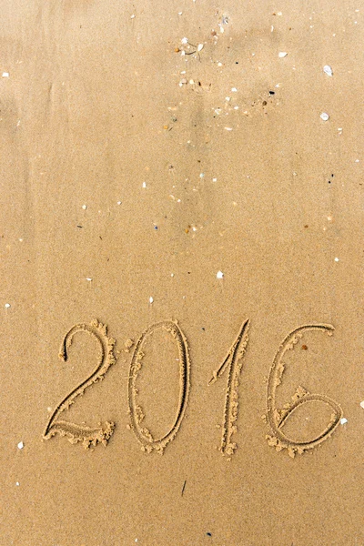 2016 anno scritto sulla sabbia della spiaggia — Foto Stock