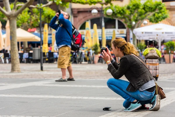 Ung kvinna tar ett foto — Stockfoto