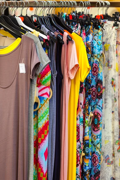 Zomer vrouwelijke jurken in een winkel — Stockfoto