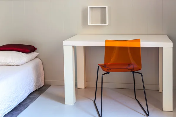 Yatak, masa ve sandalye — Stok fotoğraf