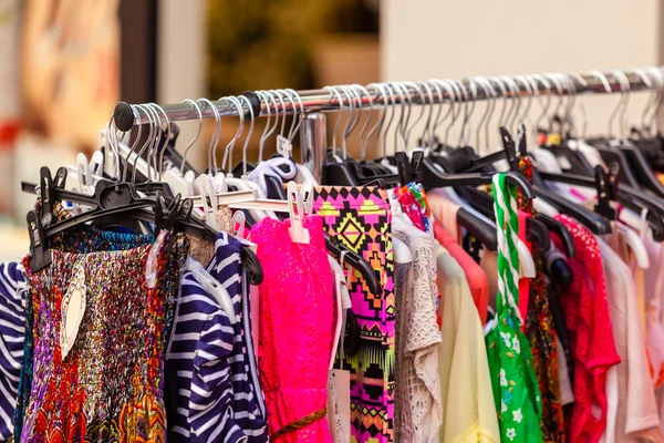 Vestidos femeninos de verano en una tienda . —  Fotos de Stock