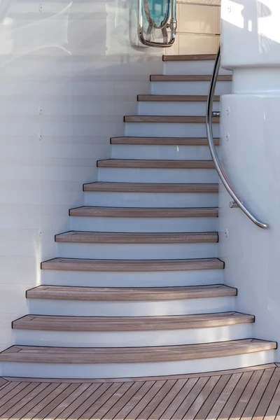 Fa lépcsők a bolzákon fel a napozóteraszon — Stock Fotó