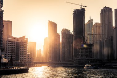 Gün batımında gökdelenler siluet