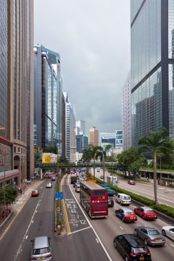 Taşıma ile kalabalık şehir sokak