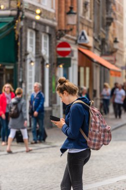 Kız akıllı telefon kullanır
