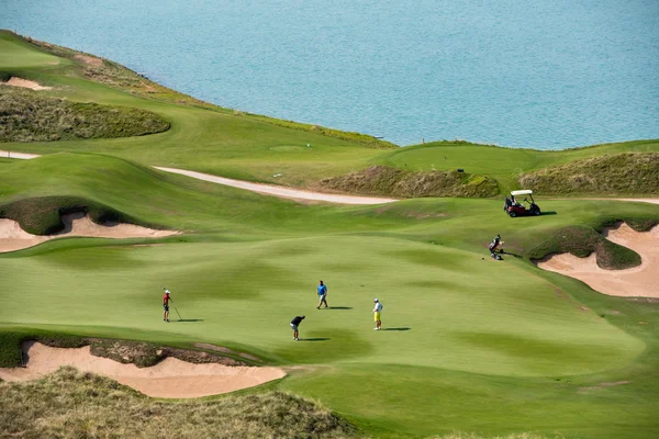 Resort de golfe com a paisagem do mar — Fotografia de Stock