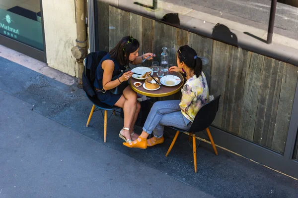 Parisare och turister njuta av mat — Stockfoto