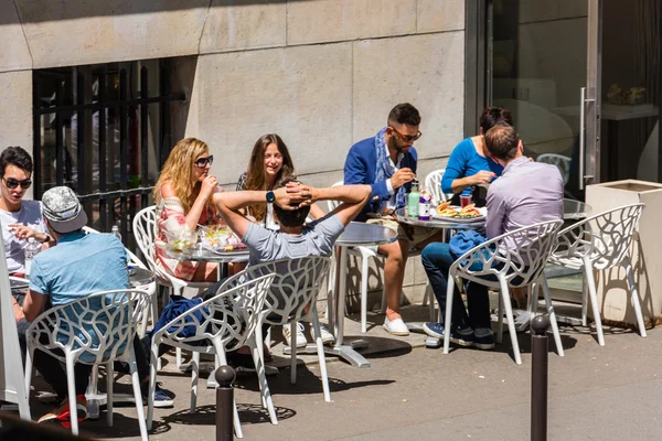 Parisare och turister njuta av mat — Stockfoto