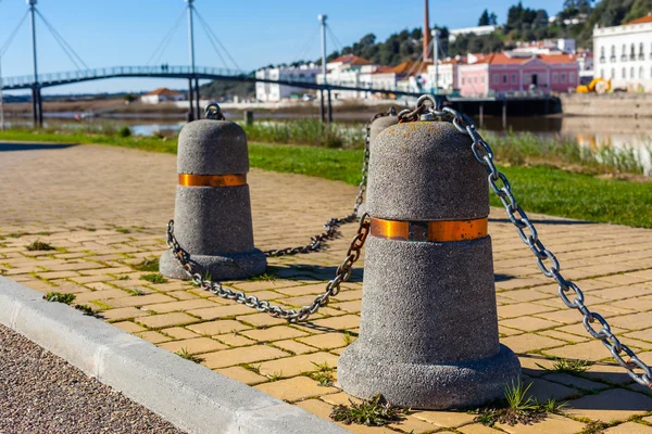 Stub posts linked in a chain on a quay — Stock Photo, Image