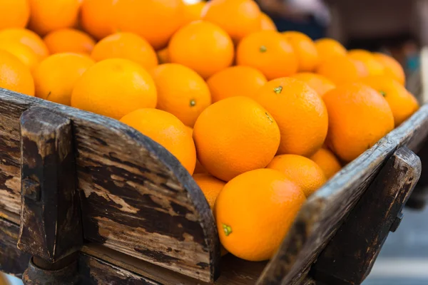 Naranjas frescas en carro de madera vintage — Foto de Stock