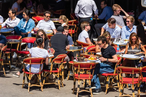 Parisienses e turistas gostam de comida — Fotografia de Stock