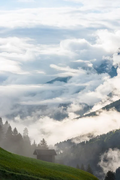 Maison dans les montagnes verdoyantes — Photo