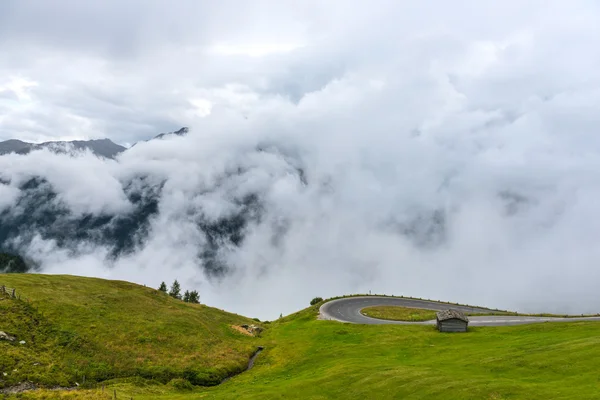 W górach Grossglockner mglista Pogoda — Zdjęcie stockowe